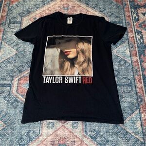 Gildan x Taylor Swift Red Tour Tee
